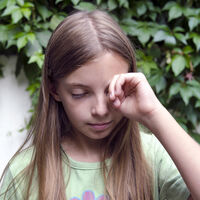 "A mi hijo se le ha metido algo en el ojo": qué hacer (y que no) ante la entrada de un cuerpo extraño o irritación por un producto químico