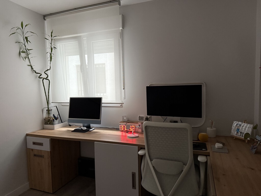 Mi habitación es oscura y tiene poca luz. Un decorador profesional me ha dado las claves para que parezca otra