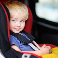 Viajar con niños en taxi y vehículo VTC: ¿es obligatorio utilizar un sistema de retención infantil? 