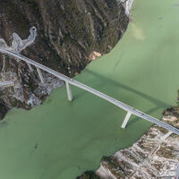Parte de uma nova ponte da China desaba no meio das montanhas do país 