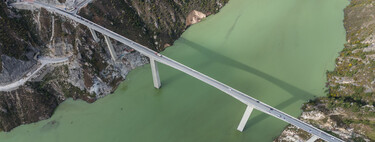 Parte de uma nova ponte da China desaba no meio das montanhas do país 