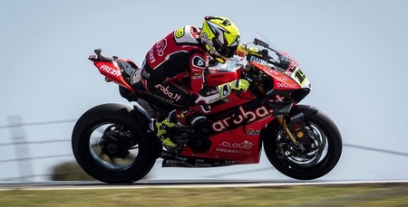 Álvaro Bautista se reencuentra con la victoria en Portimao gracias a un brutal ritmo de carrera
