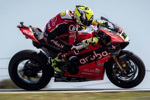 Álvaro Bautista se reencuentra con la victoria en Portimao gracias a un brutal ritmo de carrera