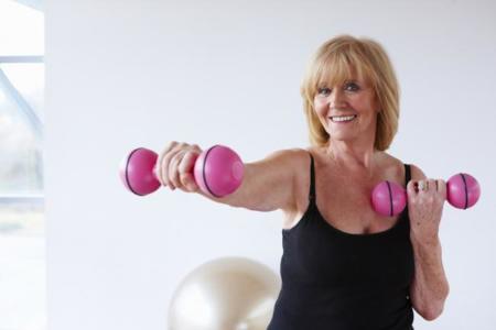 Beneficios del entrenamiento de fuerza en mujeres tras la menopausia
