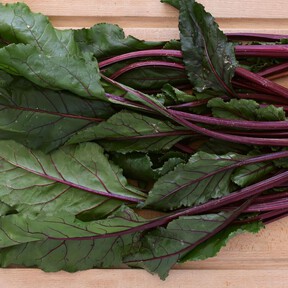 Casi nadie se come las hojas de la remolacha, pero son uno de los alimentos más saludables del mundo: “Son ricas en proteínas, minerales y antioxidantes” 