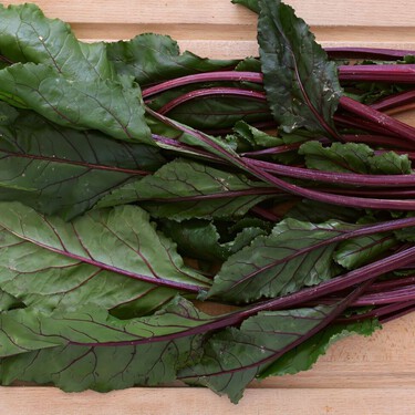 Casi nadie se come las hojas de la remolacha, pero son uno de los alimentos más saludables del mundo: “Son ricas en proteínas, minerales y antioxidantes” 