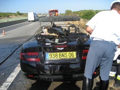 Aston Martin DB9 Cabrio con sofocos derivados de la combustión