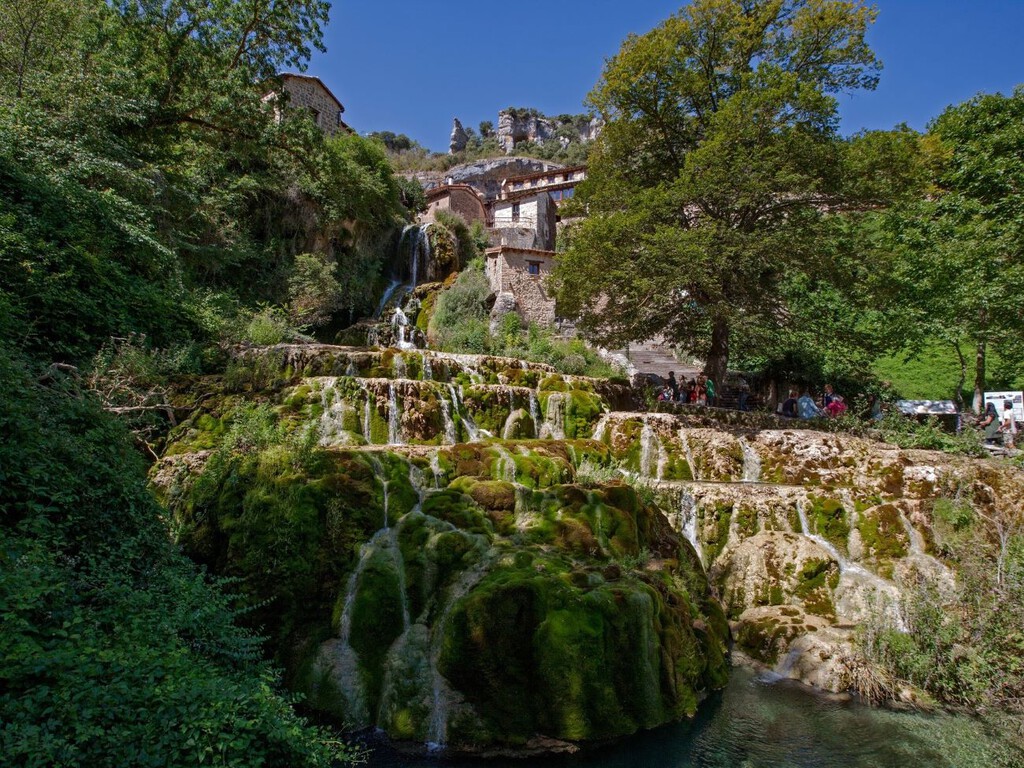 El pueblo de Burgos con de una de las cascadas más bonitas de España: terrazas de aguas turquesa que atraviesan una aldea medieval de piedra