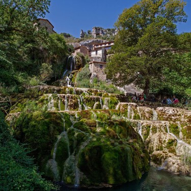 El pueblo de Burgos con de una de las cascadas más bonitas de España: terrazas de aguas turquesa que atraviesan una aldea medieval de piedra 