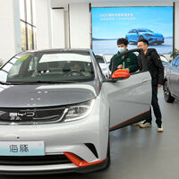 BYD vendió casi tantos autos eléctricos en 2024 como Tesla, y aún más híbridos enchufables. Está por convertirse en la quinta marca más popular en el mundo