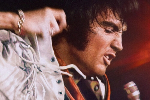 'EPiC' junta las personalidades arrolladoras de Elvis Presley y Baz Luhrmann en un documental que trasciende el mero concierto para erigirse como una radiografía del Rey
