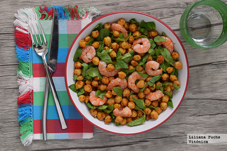 Garbanzos tostados al pimentón con langostinos y espinacas. Receta saludable