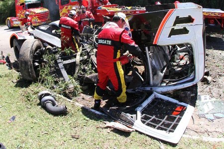 Diumar Bueno sale milagrosamente vivo de un brutal accidente en la Fórmula Truck
