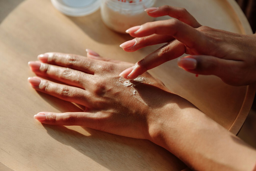 Tres colores de uñas que rejuvenecen las manos y uno que suma años según una experta manicurista