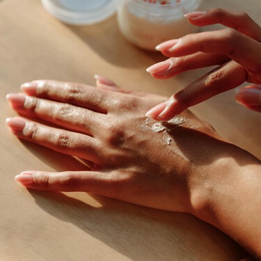 Tres colores de uñas que se llevan este otoño 2025 y son los que más rejuvenecen