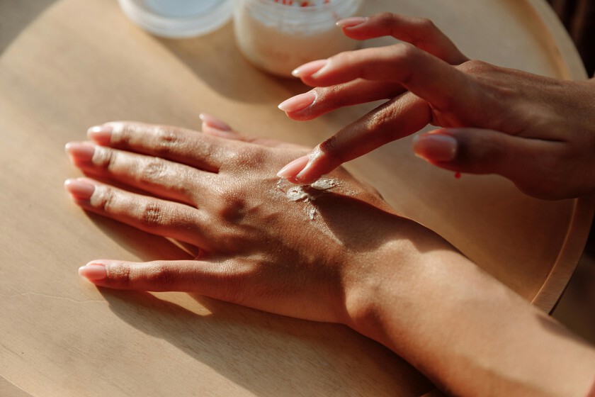Tres colores de uñas que rejuvenecen las manos y uno que suma años según una experta manicurista