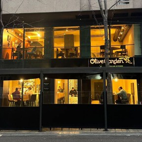 Llega a España Olive Garden, el gigante de la cocina italiana barata de EEUU famoso por sus ensaladas y palitos de pan sin límite 