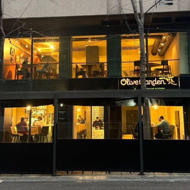 Llega a España Olive Garden, el gigante de la cocina italiana barata de EEUU famoso por sus ensaladas y palitos de pan sin límite 