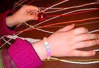 ¡Cómo disfrutan los niños haciendo sus propios collares y pulseras!