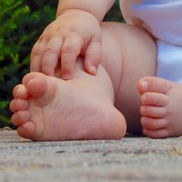 Pies planos en los bebés: por qué los niños pequeños no tienen arco plantar
