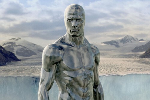 Su CGI fue revolucionario, pero terminó convirtiéndose en parodia de sí misma. Reseña de Los 4 Fantásticos y Silver Surfer, la película que terminó con la franquicia 