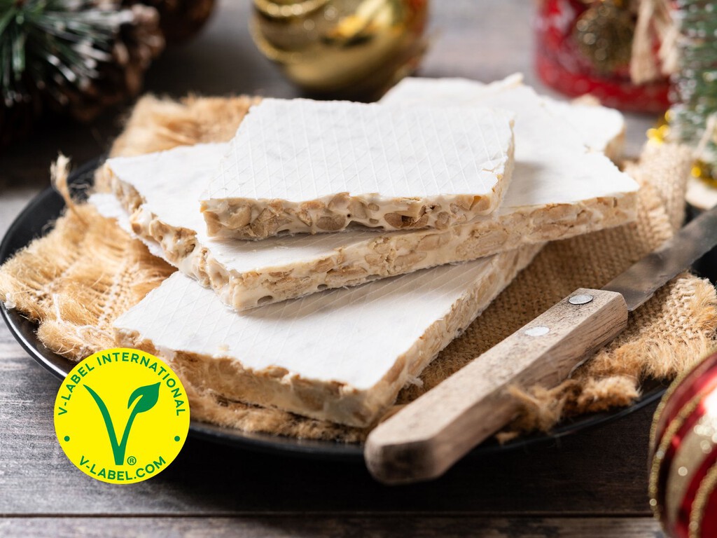 Que turrones clásicos que puedes encontrar en tu supermercado son 100% veganos: la mayoría llevan huevo o miel
