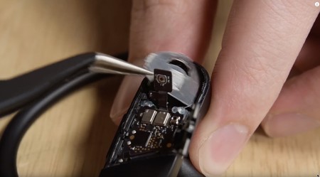 iFixit abre los Powerbeats Pro para verlos por dentro: un poco más de reparabilidad que los AirPods
