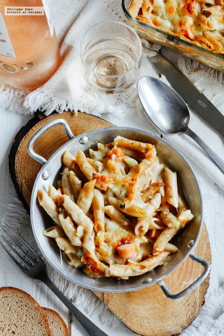 Gratinado de pasta con salchichas en salsa de champiñones. Receta de conveniencia para el fin de semana