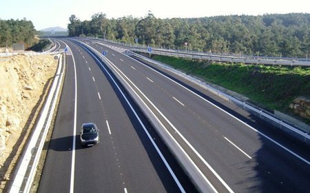 Condenan a la DGT por multar a un conductor por no llevar las luces (un día soleado)