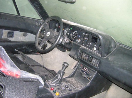 Este pobre BMW M1 abandonado ha pasado 34 años cogiendo polvo en un garaje