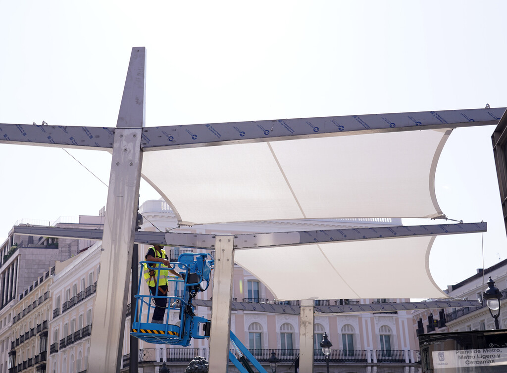 Como la Puerta del Sol es un desierto de árboles, Madrid ha tenido una idea para este verano: poner toldos