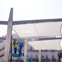 Madrid creía haber tenido una estupenda idea poniendo toldos contra el calor en la Puerta del Sol. Ha salido regular