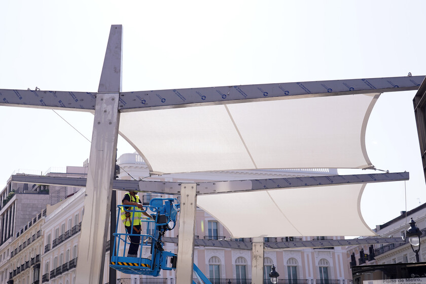 Como la Puerta del Sol es un desierto de árboles, Madrid ha tenido una idea para este verano: poner toldos