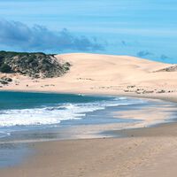 La mejor playa de España de 2023 alberga una antigua ciudad romana a orillas del mar 