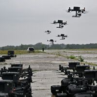 Não é mais um contra um: Ucrânia usa plataforma que permite a um único operador planejar, lançar e supervisionar vários drones ao mesmo tempo 
