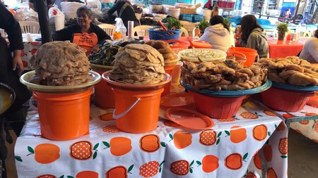 Estos tacos placeros en Puebla son una joya callejera: este es el tianguis donde los venden