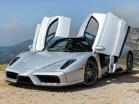 Ferrari Enzo se pasea por las montañas de Monaco 