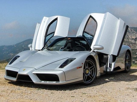 Ferrari Enzo se pasea por las montañas de Monaco