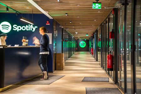 Spotify ya tiene 207 millones de usuarios y casi la mitad paga premium: así luce actualmente la batalla de la música en streaming