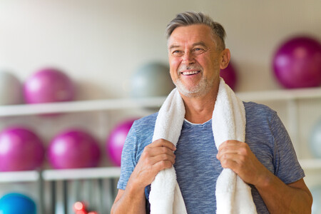 Tu cuerpo cambia a partir de los 50; así puedes adaptar tu entrenamiento de fuerza para mejorar tus resultados