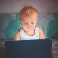 Los bebés estuvieron expuestos más tiempo a las pantallas, pero aprendieron más palabras que antes de la pandemia  