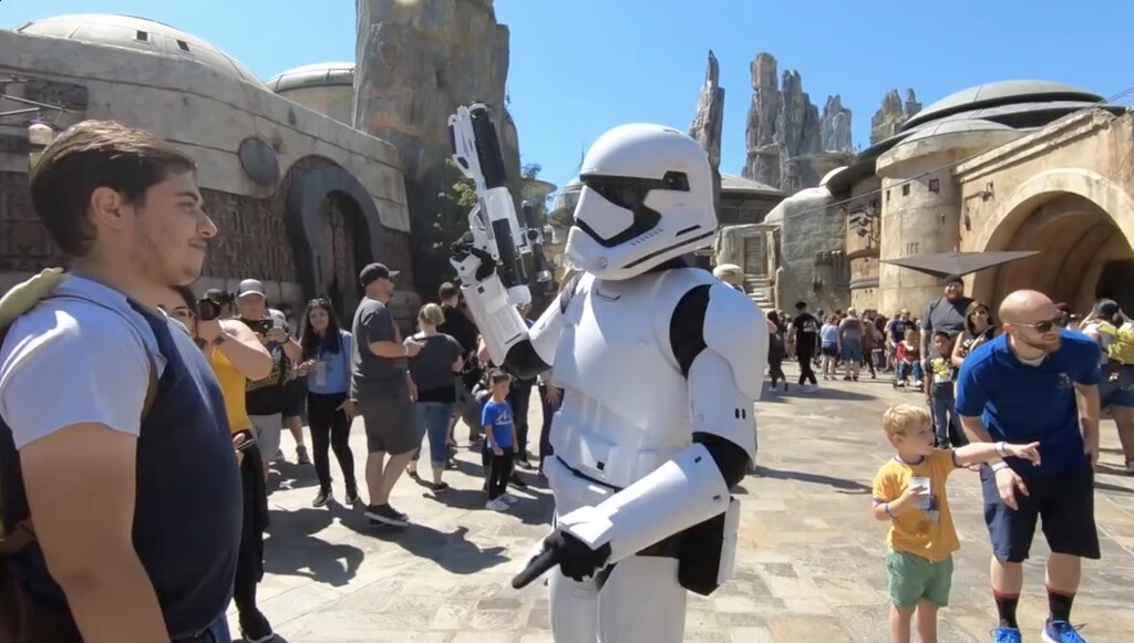 La IA ya organiza las colas en Disney y Legoland. No es magia: es una estrategia para que esperes menos y gastes más 
