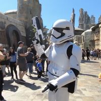 La IA ya organiza las colas en Disney y Legoland. No es magia: es una estrategia para que esperes menos y gastes más 