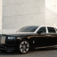 A Rolls-Royce vem há cinco anos disparando raios laser contra um de seus carros; o motivo: reproduzir um design árabe de mil anos atrás 