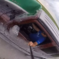 Combinar selfie, canoa y conducción no es una buena idea, y este vídeo lo demuestra