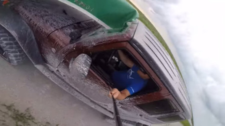 Combinar selfie, canoa y conducción no es una buena idea, y este vídeo lo demuestra