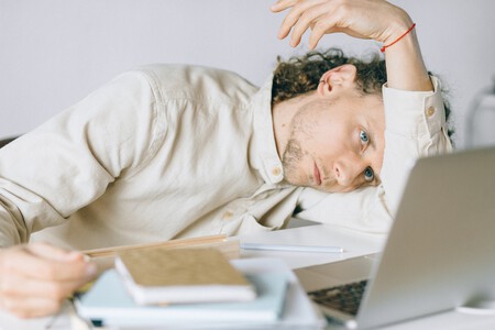 Hombre frente a ordenador cansado y triste