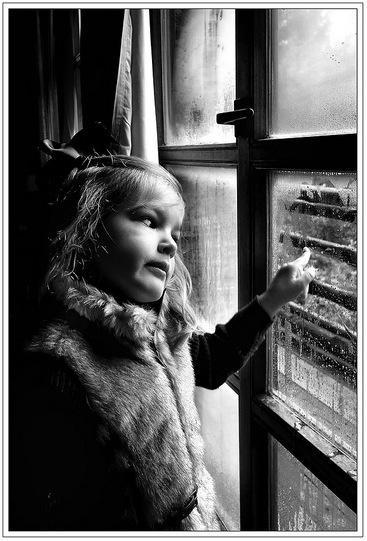 La foto de tu bebé: Elena mirando a través del cristal