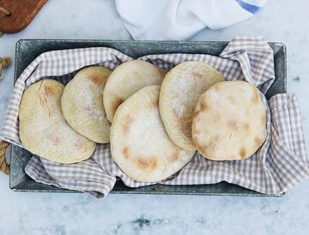 Cómo hacer pan pita tradicional y dos formas de prepararlo: receta de pan pita relleno de kebab (y otro de falafel)