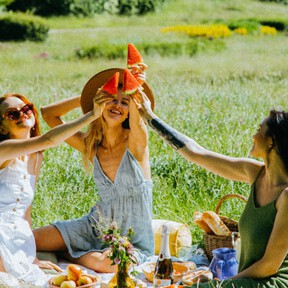 Bebidas, sándwiches, fruta... Todo eso y más podemos llevar en esta mochila térmica rebajada casi a la mitad 